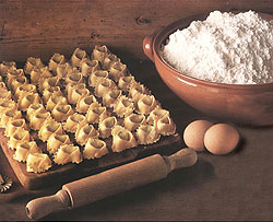 O tortellini, que come�ou como sopa ao lado do anolini, � uma heran�a da culin�ria medieval 