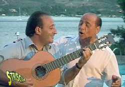 Silvio Berlusconi acompanhado por Mariano Apicella
