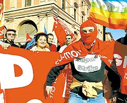 Manifestantes protestam no centro de Bolonha durante a greve geral que parou a It�lia  Giorgio Benvenuti/France Press