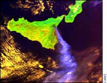 A Sicilia vista de sat�lite, com a coluna de fuma�a expelida pelo vulc�o Etna.